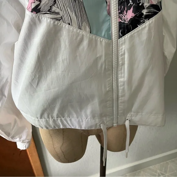 NIKE sz M HYPER FEMME White Cropped Windrunner Floral Print Windbreaker - Picture 13 of 15